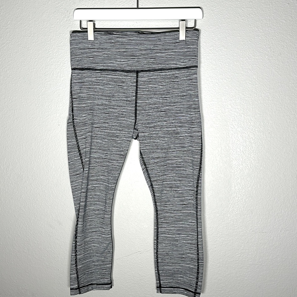 ATHLETA Ultimate Linear Lines Stash Pockets Capri in Black/White Stripes M